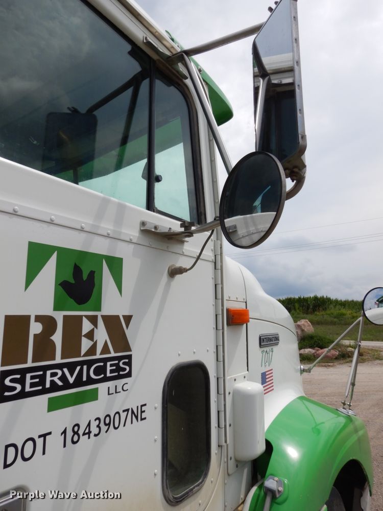 image for item DH6568 1998 International 9200  semi truck