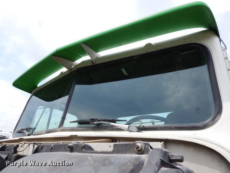 image for item DH6568 1998 International 9200  semi truck