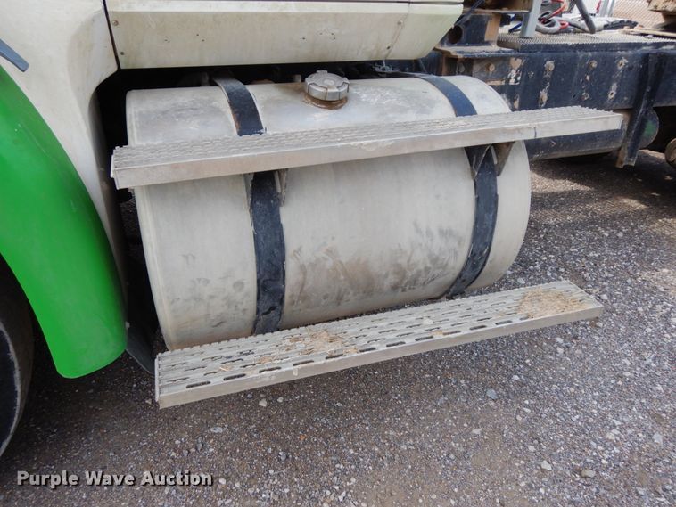 image for item DH6568 1998 International 9200  semi truck