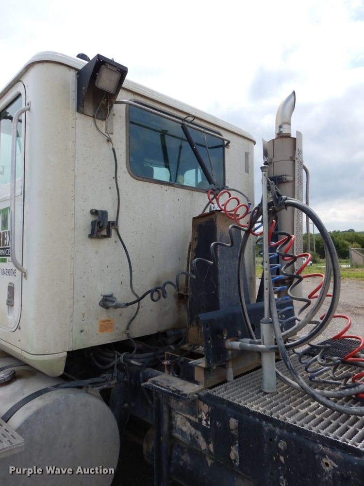 image for item DH6568 1998 International 9200  semi truck