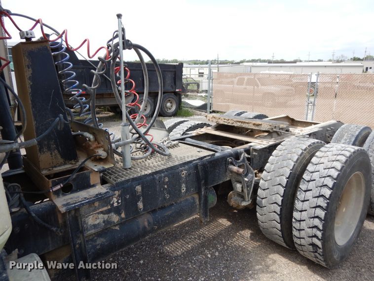 image for item DH6568 1998 International 9200  semi truck