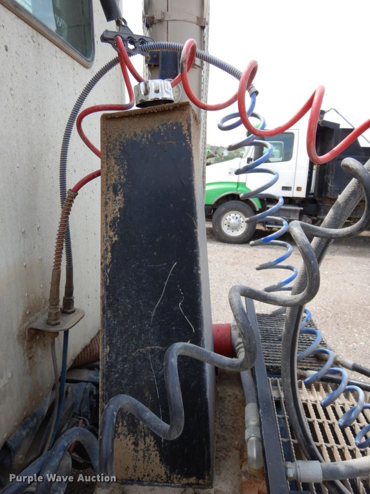 image for item DH6568 1998 International 9200  semi truck