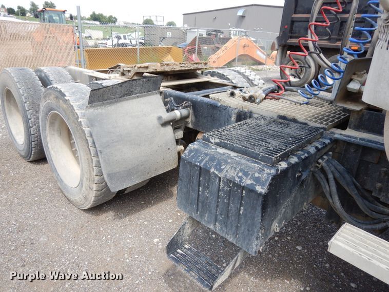 image for item DH6568 1998 International 9200  semi truck