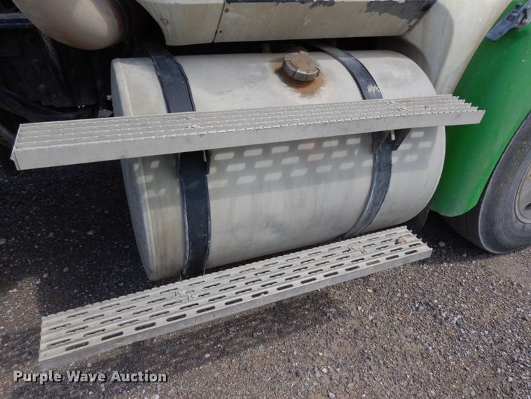 image for item DH6568 1998 International 9200  semi truck