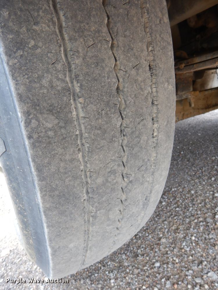 image for item DH6568 1998 International 9200  semi truck