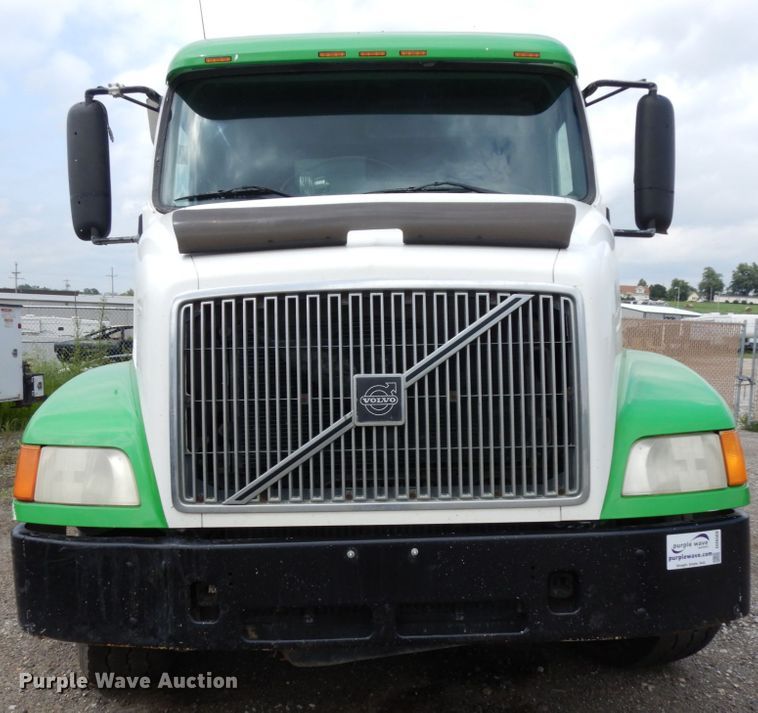 image for item DH6569 2001 Volvo VNM42T  dump truck