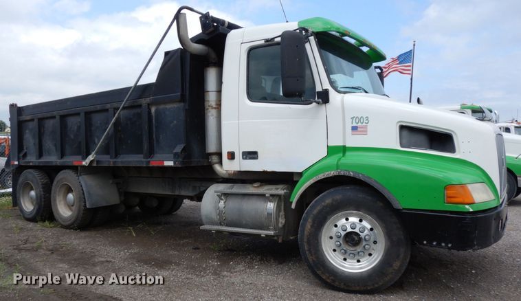 image for item DH6569 2001 Volvo VNM42T  dump truck