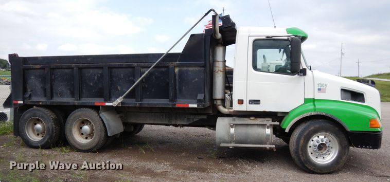 image for item DH6569 2001 Volvo VNM42T  dump truck