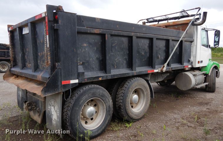 image for item DH6569 2001 Volvo VNM42T  dump truck