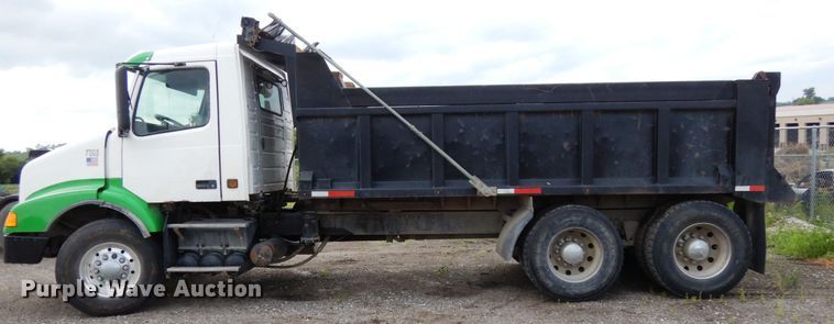 image for item DH6569 2001 Volvo VNM42T  dump truck