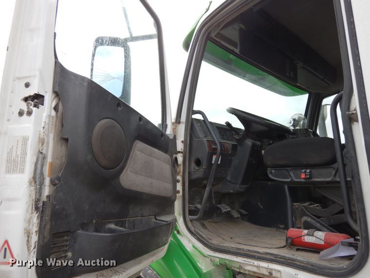 image for item DH6569 2001 Volvo VNM42T  dump truck