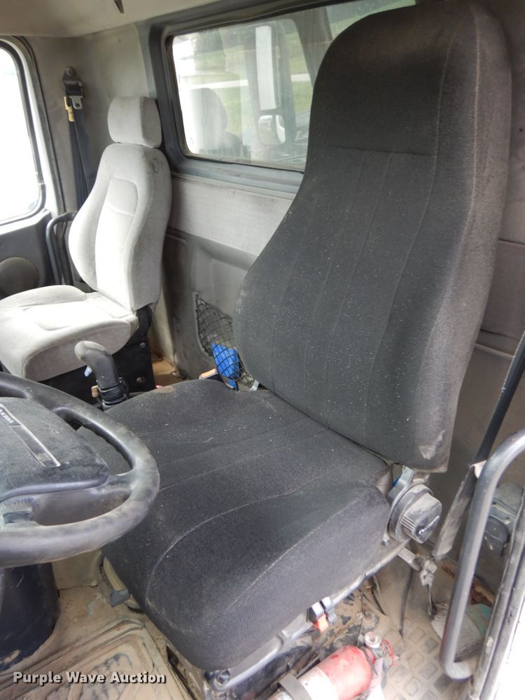 image for item DH6569 2001 Volvo VNM42T  dump truck