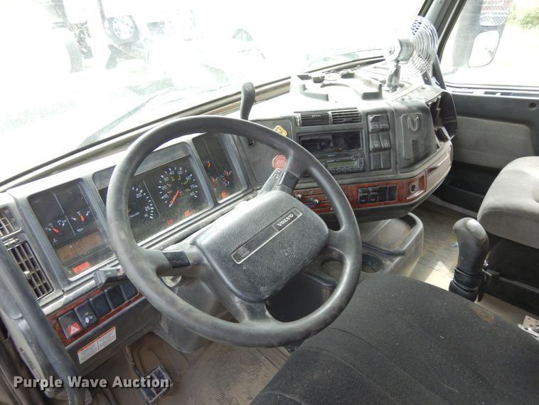 image for item DH6569 2001 Volvo VNM42T  dump truck