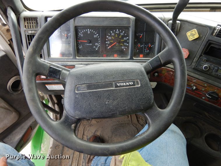 image for item DH6569 2001 Volvo VNM42T  dump truck