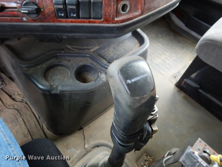 image for item DH6569 2001 Volvo VNM42T  dump truck