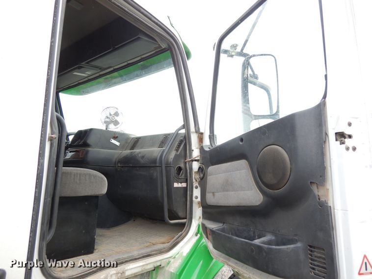 image for item DH6569 2001 Volvo VNM42T  dump truck