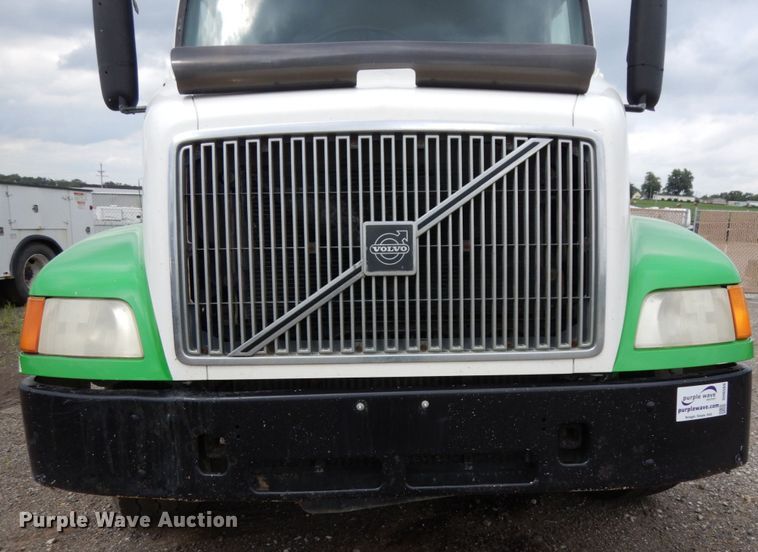 image for item DH6569 2001 Volvo VNM42T  dump truck