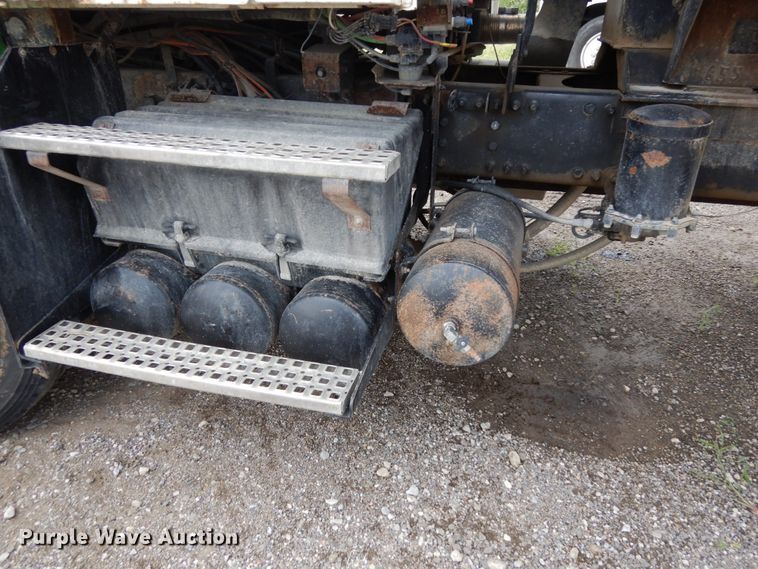 image for item DH6569 2001 Volvo VNM42T  dump truck