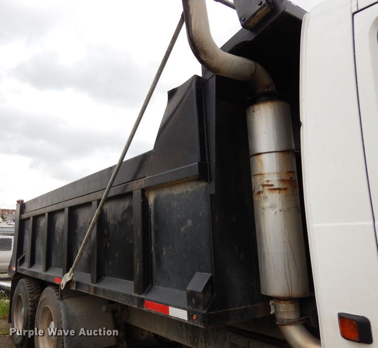 image for item DH6569 2001 Volvo VNM42T  dump truck