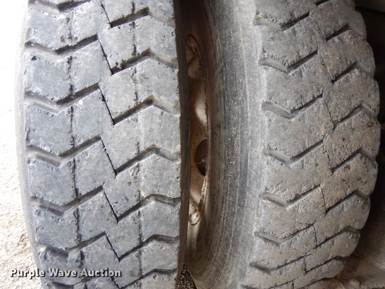 image for item DH6569 2001 Volvo VNM42T  dump truck