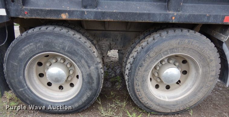 image for item DH6569 2001 Volvo VNM42T  dump truck