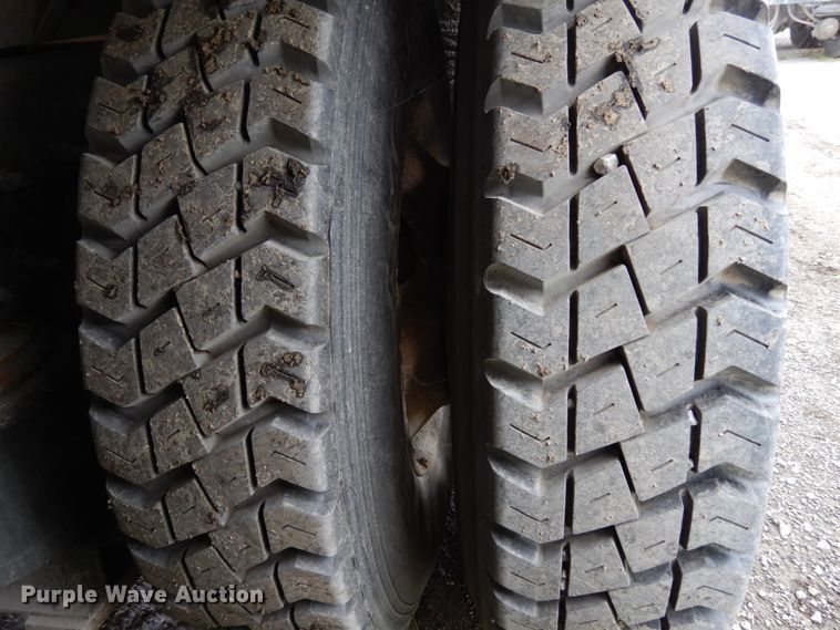 image for item DH6569 2001 Volvo VNM42T  dump truck