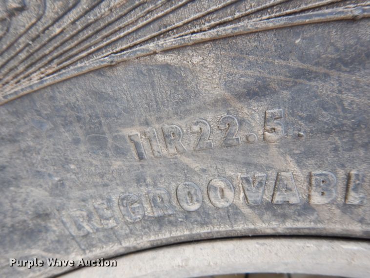 image for item DH6569 2001 Volvo VNM42T  dump truck