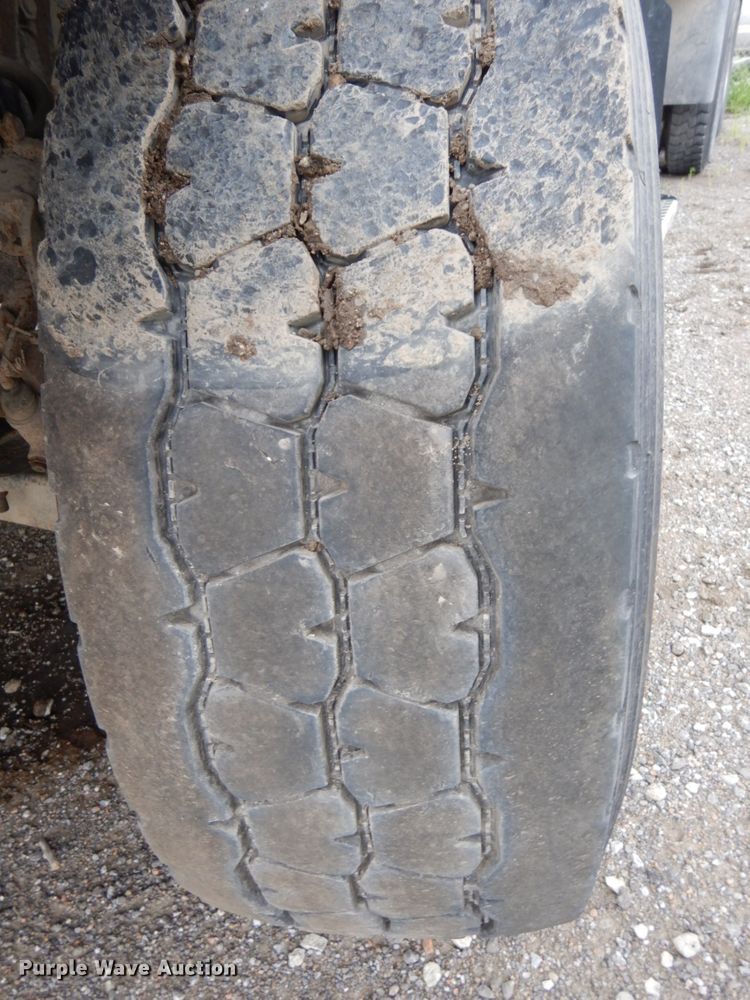 image for item DH6569 2001 Volvo VNM42T  dump truck