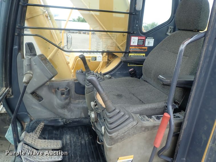 image for item DI4594 2005 John Deere 330C LC  excavator