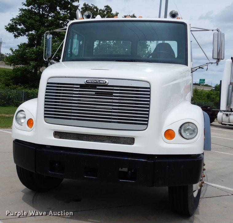 image for item DJ4337 2002 Freightliner FL112  truck cab and chassis