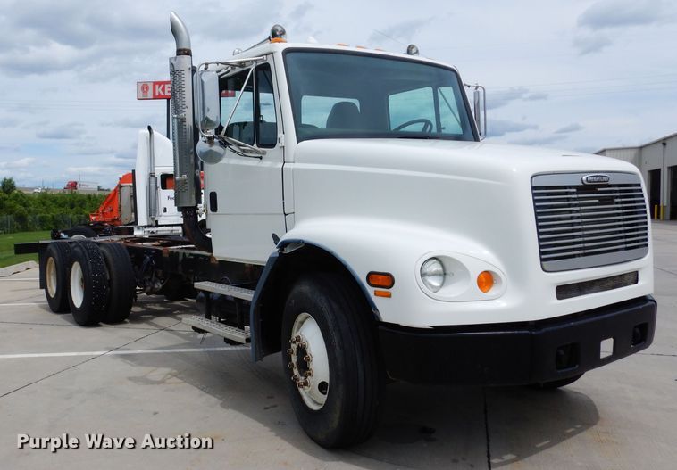 image for item DJ4337 2002 Freightliner FL112  truck cab and chassis