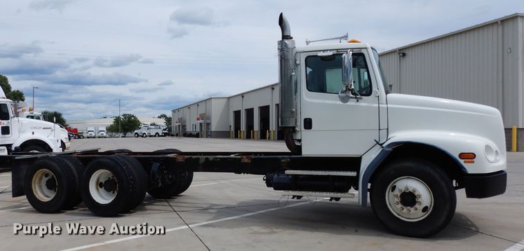 image for item DJ4337 2002 Freightliner FL112  truck cab and chassis