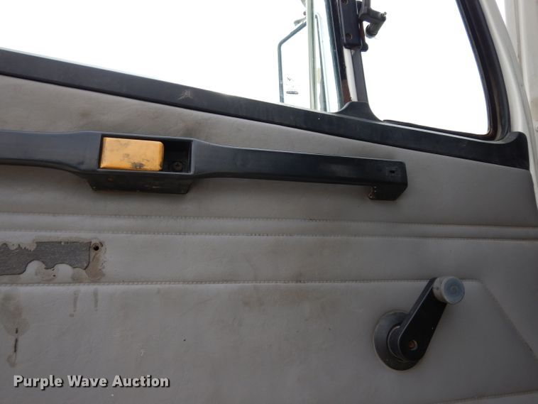 image for item DJ4337 2002 Freightliner FL112  truck cab and chassis