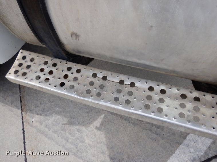 image for item DJ4337 2002 Freightliner FL112  truck cab and chassis