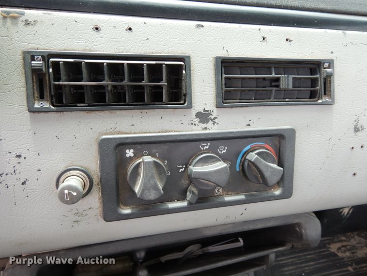 image for item DJ4337 2002 Freightliner FL112  truck cab and chassis