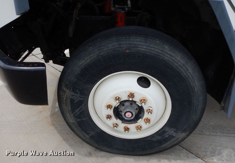 image for item DJ4337 2002 Freightliner FL112  truck cab and chassis