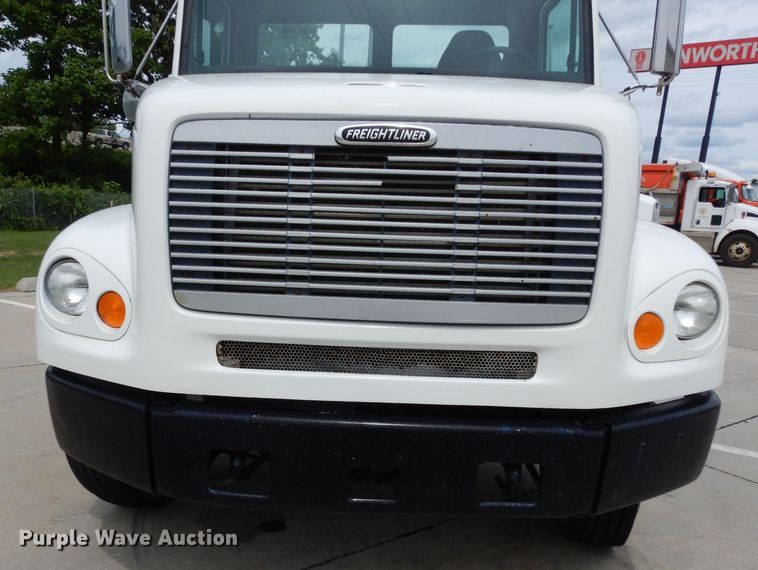 image for item DJ4337 2002 Freightliner FL112  truck cab and chassis