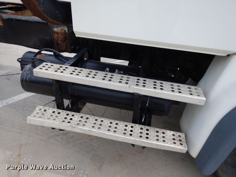 image for item DJ4337 2002 Freightliner FL112  truck cab and chassis