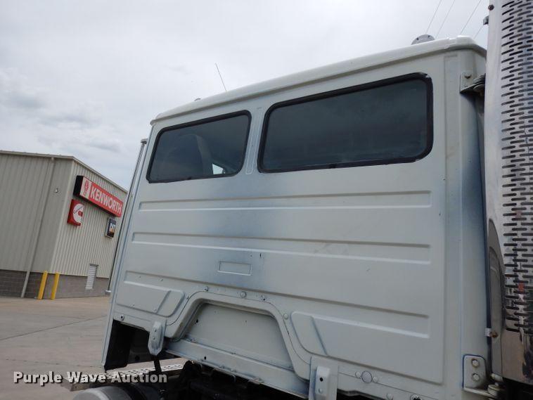 image for item DJ4337 2002 Freightliner FL112  truck cab and chassis