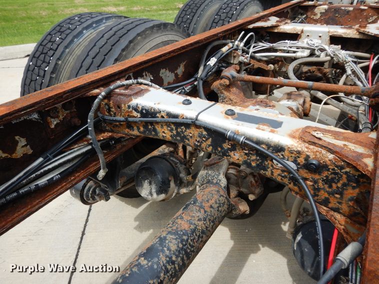 image for item DJ4337 2002 Freightliner FL112  truck cab and chassis