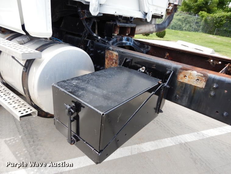 image for item DJ4337 2002 Freightliner FL112  truck cab and chassis