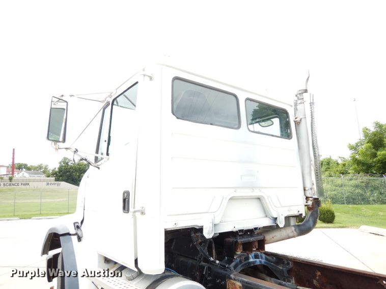 image for item DJ4337 2002 Freightliner FL112  truck cab and chassis