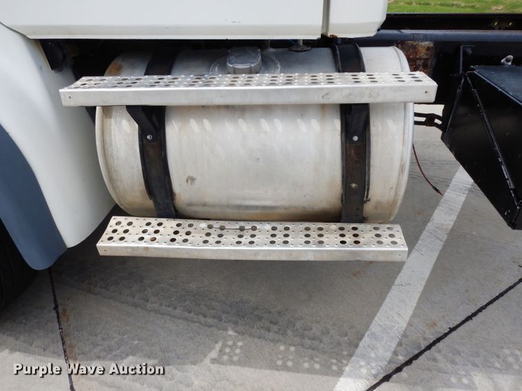 image for item DJ4337 2002 Freightliner FL112  truck cab and chassis