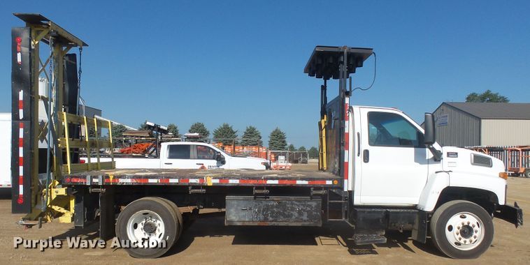 image for item DX9231 2003 GMC 6500  flatbed truck