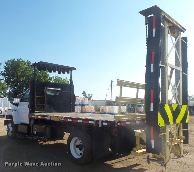image for item DX9231 2003 GMC 6500  flatbed truck