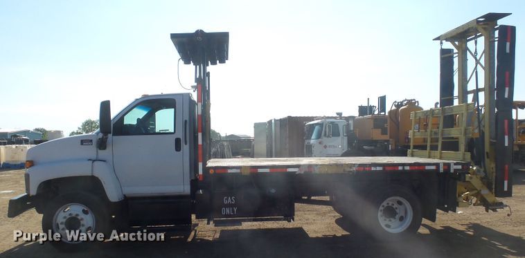 image for item DX9231 2003 GMC 6500  flatbed truck