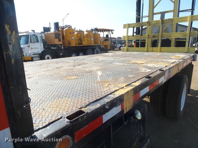 image for item DX9231 2003 GMC 6500  flatbed truck