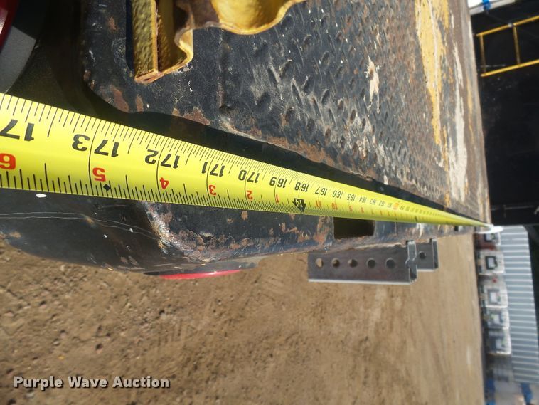 image for item DX9231 2003 GMC 6500  flatbed truck