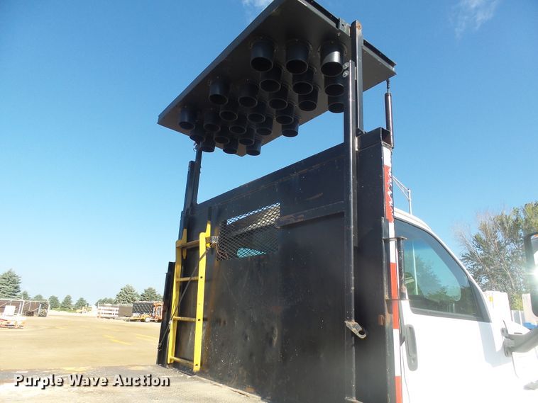 image for item DX9231 2003 GMC 6500  flatbed truck