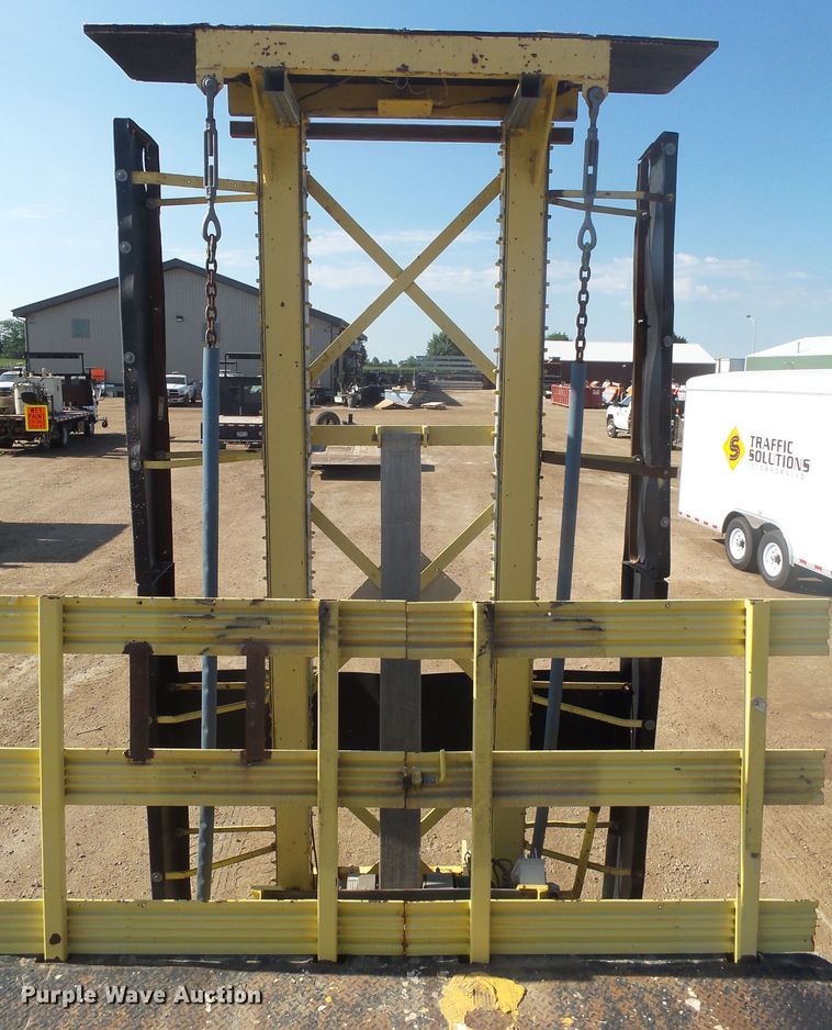 image for item DX9231 2003 GMC 6500  flatbed truck